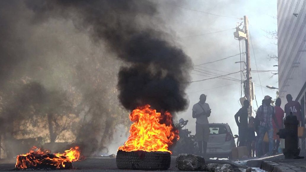 Fotky: Tisíce vězňů utekly do ulic. Haiti se utápí v násilí
